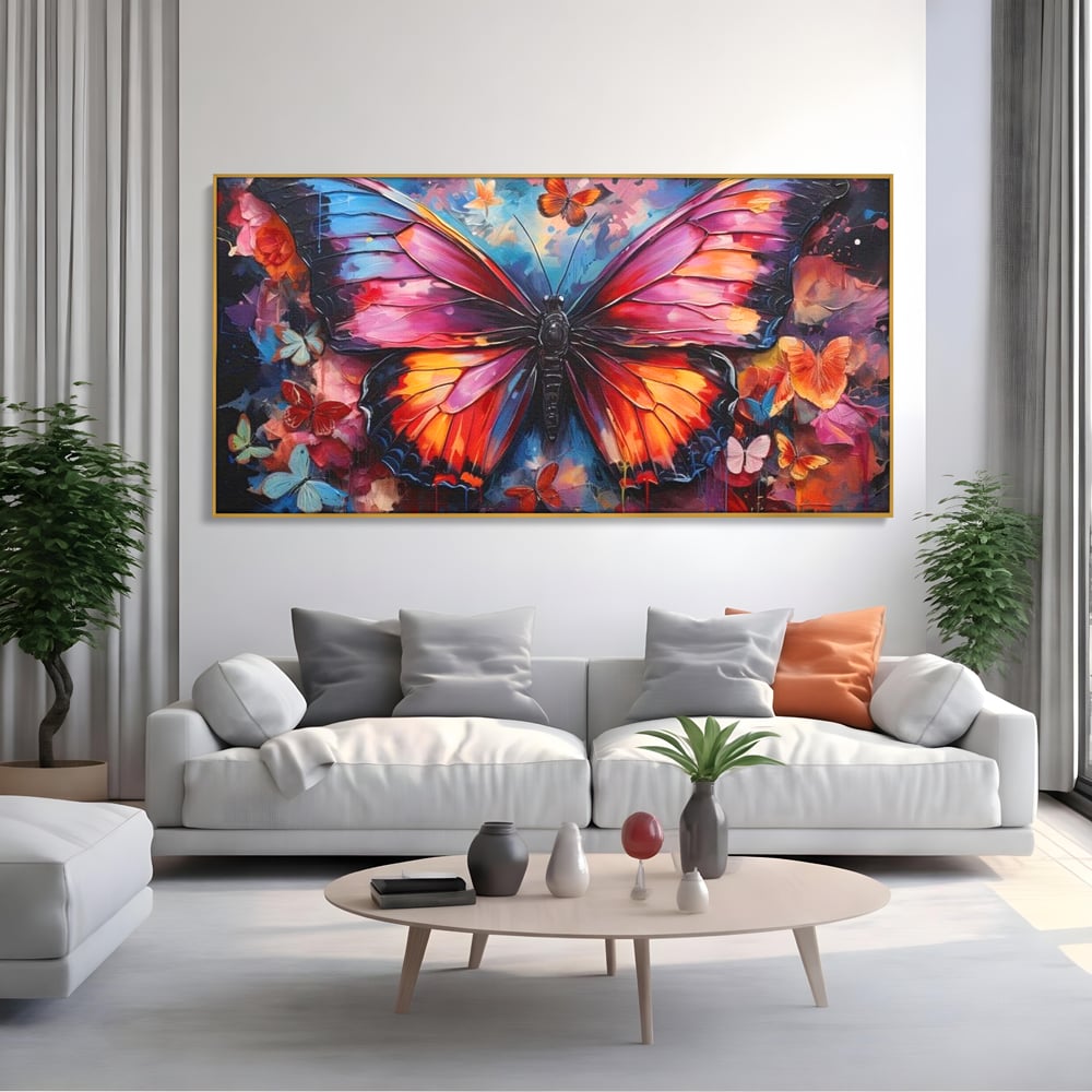 Tablou canvas cu tablou canvas cu fluture central multicolor, in rama de aluminiu auriu, pe perete intr-un living